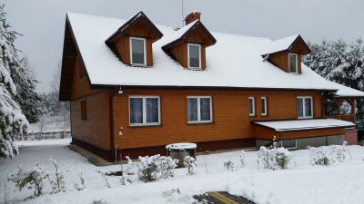 Budynek od strony parkingu zimą.