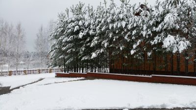 Teren przy obiekcie zimą